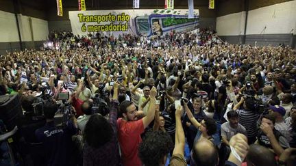 &nbsp; (Les travailleurs du métro de Sao Paulo votent la suspension de leur mouvement de grève © REUTERS/Chico Ferreira)