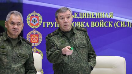 Le ministre de la Défense russe, Sergueï Choïgou (à gauche), et le chef de l'état-major des forces russes, Valeriy Guerassimov (à droite), le 17 décembre 2022. (GAVRIIL GRIGOROV / SPOUTNIK / AFP)