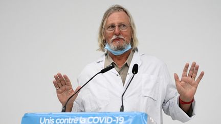 Le professeur de médecine français et directeur de l'institut médical IHU des maladies infectieuses Didier Raoult s'exprime lors de la conférence de presse sur la situation du Covid-19 à Marseille, le 27 août 2020. (CHRISTOPHE SIMON / AFP)