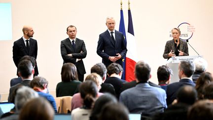 La Première ministre Elisabeth Borne, accompagnée de membres du gouvernement, présente le projet de réforme des retraites, le 10 janvier 2023, à Paris (BERTRAND GUAY / POOL / AFP)