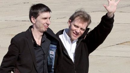 Stéphane Taponier et Hervé Ghesquière sur le tarmac de l'aéroport de Villacoublay à leur retour d'Afghanistan (AFP PHOTO / PHILIPPE DUPEYRAT)