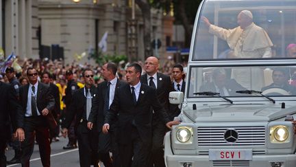 Le pape Fran&ccedil;ois salue la foule peu apr&egrave;s son arriv&eacute;e &agrave; Rio de Janeiro (Br&eacute;sil) lundi 22 juillet, o&ugrave; il doit assister aux Journ&eacute;es mondiales de la jeunesse. (CHRISTOPHE SIMON / AFP)