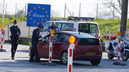 Un contrôle de police à la frontière franco-belge, le 26 mars 2020, près de Lille. (SYLVAIN LEFEVRE / HANS LUCAS / AFP)