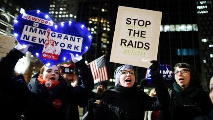 Manifestation à New-York le 14 février pour protester contre la politique d'immigration de l'administration Trump. (EDUARDO MUNOZ ALVAREZ / AFP)