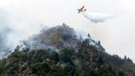 Un canadair survole l'incendie, sur la commune de L'Hospitalet-pr&egrave;s-l'Andorre (Ari&egrave;ge), le 20 ao&ucirc;t 2012. (FLORENT RAOUL / LA DÉPÊCHE DU MIDI / MAXPPP)