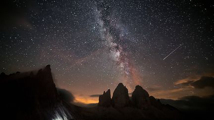 La Voie lactée photographiée depuis les Dolomites, dans les Alpes italiennes, le 29 août 2014. (MARKA / UNIVERSAL IMAGES GROUP EDITORIAL)