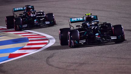 Valtteri Bottas et George Russell l'un derrière l'autre sur le circuit de Bahreïn (GIUSEPPE CACACE / POOL)