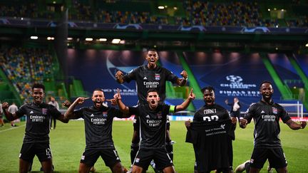 Les Lyonnais après leur victoire face à Manchester City (FRANCK FIFE / AFP)