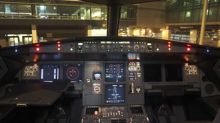 Vue g&eacute;n&eacute;rale du cockpit d'un Airbus A320, le 31 janvier 2015.&nbsp; (  REUTERS)