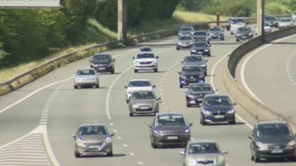 Le dimanche 29 mai est classé noir sur les routes de France, pour le retour du long week-end de l'Ascension. Le journaliste Nathan Vildy fait le point à la mi-journée, en direct de l'A11, qui permet de relier Nantes à Paris.&nbsp; (FRANCE 3)