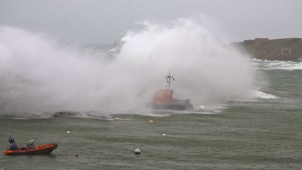 La Bretagne non plus n'a pas &eacute;t&eacute; &eacute;pargn&eacute;e par les vents violents, comme le montre cette photo prise sur l'&icirc;e d'Ouessant (Finist&egrave;re), le 3 janvier 2011. (JEAN-MICHEL MALGORN / AFP)