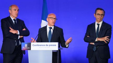 Les cadres du parti Les Républicains, Olivier Marleix, Eric Ciotti et Bruno Retailleau, respectivement patrons des députés, du mouvement et des sénateurs, le 6 juillet 2023 à Paris. (JACQUES WITT / SIPA)