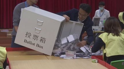 À Hong Kong, après 6 mois de contestation dans la rue,&nbsp;celle-ci s'est concrétisée&nbsp;dans les urnes ce dimanche.
4 millions de personnes étaient appelées à voter pour des élections locales et le camp pro-démocratie a largement remporté ce scrutin. Une victoire due à une mobilisation sans précédent.&nbsp; (France 24)