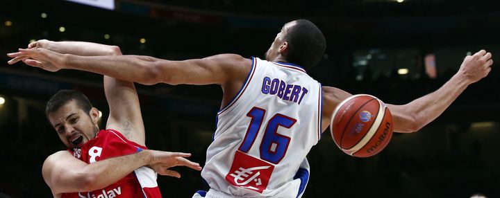 Rudy Gobert face au Serbe Nemanja Bjelica lors de l'Eurobasket 2015, à Lille, le 20 septembre 2015. (BENOIT TESSIER / REUTERS)