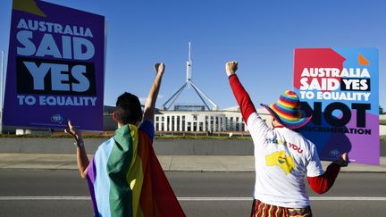 Des militants en faveur de l'ouverture du mariage aux couples d'homosexuels, le 7 décembre 2017, à Canberra (Australie).&nbsp; (SEAN DAVEY / AFP)