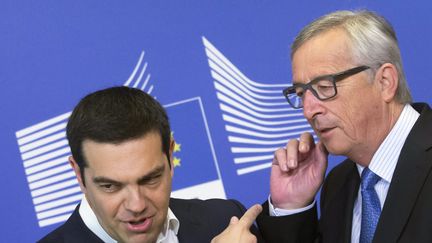 Le Premier ministre grec Alexis Tsipras&nbsp;(G.)&nbsp;et le pr&eacute;sident de la Commission europ&eacute;enne Jean-Claude Juncker, &agrave; Bruxelles, lundi 22 juin 2015.&nbsp; (MAXPPP)