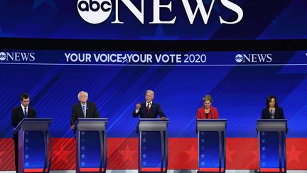 Les candidats aux primaires démocrates Pete Buttigieg,&nbsp;Bernie Sanders, Joe Biden, Elizabeth Warren et Kamala Harris, lors du troisième débat, le 20 septembre 2019, à Houston (Texas, Etats-Unis).&nbsp;&nbsp; (ROBYN BECK / AFP)