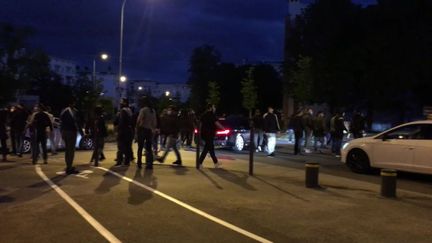 Des dizaines de&nbsp;personnes&nbsp;étaient présentes, dimanche 14 juin 2020, lors d'affrontements dans le quartier des Grésilles à Dijon (Côte-d'Or). (AD / FTV)