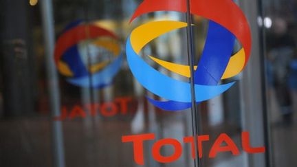 Le logo de Total sur une porte de son si&egrave;ge &agrave; la D&eacute;fense (Hauts-de-Seine) en f&eacute;vrier 2010.&nbsp; (BORIS HORVAT / AFP)