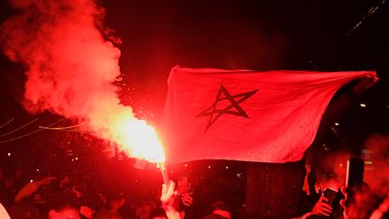 Des supporters du Maroc célèbrent la qualification de l'équipe en quarts de finale de la Coupe du monde au Qatar, le 6 décembre 2022 à Barcelone.&nbsp; (PAU BARRENA / AFP)