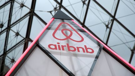 Le logo d'Airbnb sur la petite pyramide du Louvre, à Paris, le 12 mars 2019 lors d'une opération promotionnelle. (CHARLES PLATIAU / Reuters)