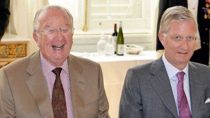 Bruxelles, le 15 juillet 2013: le roi Albert II de Belgique et le prince héritier Philippe de Belgique, lors d'une réception au château royal de Laeken.  (BELGA PHOTO/ERIC LALMAND)