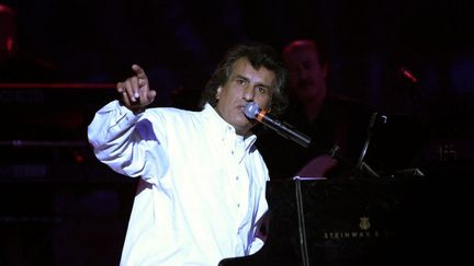 Le chanteur italien Toto Cutugno lors d'un concert en Tunisie, en 2002. (FETHI BELAID / AFP)