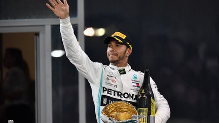 Le pilote britannique Lewis Hamilton célèbre sa victoire sur le circuit de Yas Marina à Abu Dhabi (Emirats arabes unis), après la dernière course de la saison de Grand Prix de Formule 1, le 1er décembre 2019.&nbsp; (ANDREJ ISAKOVIC / AFP)