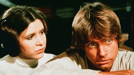 L'actrice Carrie Fisher (à gauche) joue le rôle de Princesse Leia Organa et Mark Hamill (à droite) joue le rôle de Luke Skywalker dans la saga "Star Wars". (LUCAS FILMS / MAXPPP)