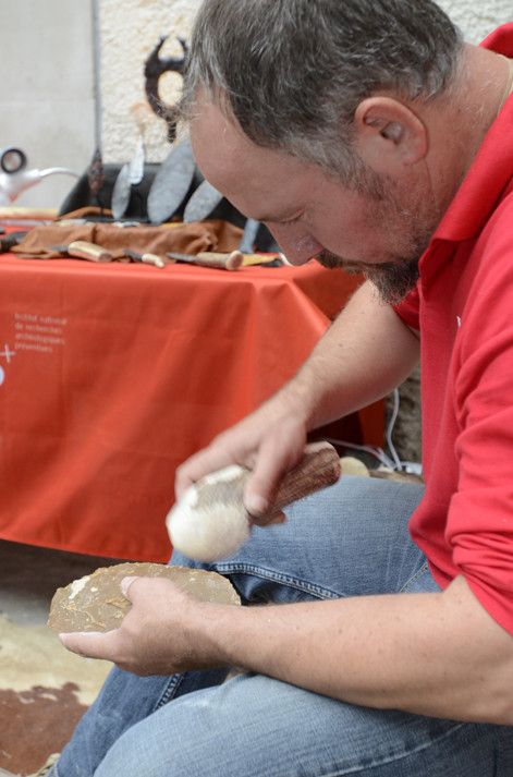 Démonstration de taille de silex lors des Journées nationales de l'archéologie 2016
 (Inrap - J.L. Bellurget)