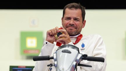 Tanguy De La Forest, médaillé d'or en tir à la carabine et porte-drapeau de la délégation française lors de la cérémonie de cloture des Jeux paralympiques. (ALAIN JOCARD / AFP)