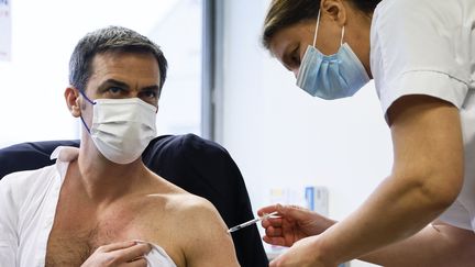 Le ministre de la Santé, Olivier Véran, se fait injecter une dose du vaccin AstraZenaca contre le Covid au&nbsp;Groupe hospitalier Sud Ile-de-France, à Melun (Seine-et-Marne), le 8 février 2021. (THOMAS SAMSON / AFP)