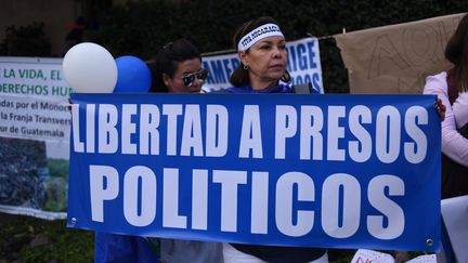 Des&nbsp;Nicaraguayens manifestent contre le président Ortega, à l'occasion du sommet ibéro-américain à Antigua, au Guatemala, le 15 novembre 2018. (JOHAN ORDONEZ / AFP)