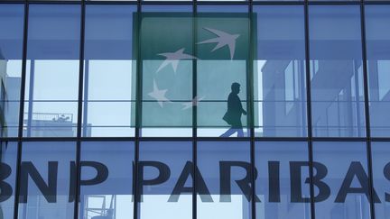 BNP-Paribas, qui sponsorise la COP21,&nbsp;a été épinglé jeudi 3 décembre 2015 "pour son soutien financier au secteur du charbon partout dans le monde, notamment d'énormes centrales en Afrique du Sud et en Inde". (GONZALO FUENTES / REUTERS)