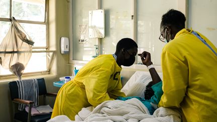 Infirmières dans un hôpital d'Harare, le 16 avril 2022. Le Zimbabwe a perdu 1800 infirmières en 2021, principalement au profit de la Grande-Bretagne.&nbsp; (JEKESAI NJIKIZANA / AFP)