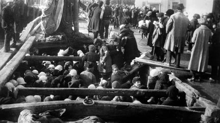 Des orphelins arméniens en déportation, en 1915. (APIC/RETIRED / HULTON ARCHIVE / GETTY IMAGES)