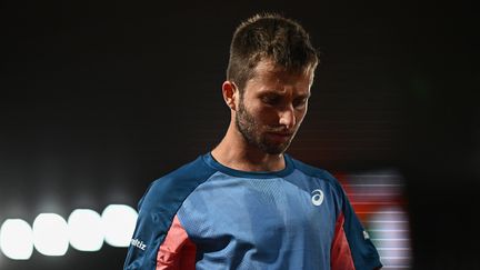 Corentin Moutet lors de son deuxième tour face à Rafael Nadal à Roland-Garros, le 25 mai 2022. (ANNE-CHRISTINE POUJOULAT / AFP)