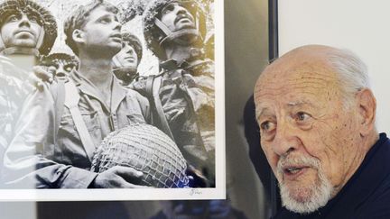 Le photographe israélien David Rubinger à Prague devant sa célèbre photo de trois soldats devant le Mur des lamentations au moment de la Guerre des Six Jours
 (Michal Dolezal / AP / SIPA)