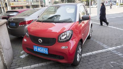 Une voiture Smart Fortwo à Shanghai (Chine), le 15 février 2017.&nbsp; (WANG GANG / IMAGINECHINA / AFP)