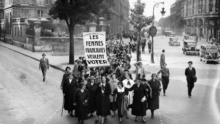 Des Fran&ccedil;aises manifestent &agrave; Paris, au mois de mai 1936, lors des grandes gr&egrave;ves qui ont abouti aux cong&eacute;s pay&eacute;s et &agrave; la semaine des 40 heures. Leur revendication sur le droit de vote, elle, n'est toujours pas entendue. En Europe, seule la Suisse, l'Italie et les Etats des Balkans boudent &eacute;galement ce droit. (ARCHIVE / AFP)