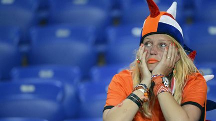 Une supportrice hollandaise &agrave; l'issue de l'&eacute;limination des Pays-Bas de l'Euro 2012, battue par l'Allemagne &agrave; Kharkiv (Ukraine), le 13 juin 2012. (GEERT VANDEN WIJNGAERT / AP / SIPA)