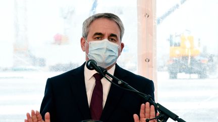 Xavier Bertrand lors d'un discours à Poulainville (Somme), le 6 mai 2021. (FRANCOIS LO PRESTI / AFP)