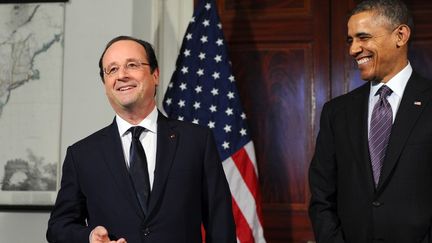 Le pr&eacute;sident Fran&ccedil;ois Hollande en visite d'Etat aux Etats-Unis. Accompagn&eacute; par Barack Obama,&nbsp;Apr&egrave;s une c&eacute;r&eacute;monieofficielle, Barack Obama et Fran&ccedil;ois Ho llande se sont rendus &agrave; bord de l'avion Air Force One pour&nbsp;une visitesur le domaine de Monticello, fief de Thomas&nbsp;Jefferson, le 10 f&eacute;vrier 2014. ( AFP )