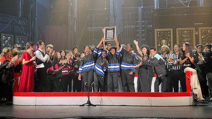 L'équipe Ile-de-France vainqueur de la finale du Trophée Culture et Diversité, entourée des comédiennes&nbsp;Mélanie Le Moine&nbsp;et Amel Amziane&nbsp;ainsi que de Jamel Debbouze. (NISRINE MANAI / FRANCEINFO CULTURE)