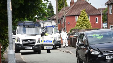 Des policiers enquêtent dans Elsmore Road, à Manchester (Royaume-Uni), où vivait Salman Abedi, le 24 mai 2017.&nbsp; (BEHLUL CETINKAYA / ANADOLU AGENCY / AFP)