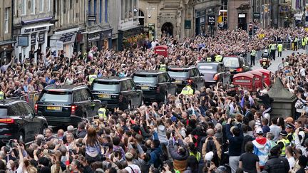 Le cercueil de la reine arrive à Edimbourg, en Ecosse, le 11 septembre. (IAN FORSYTH / AFP)