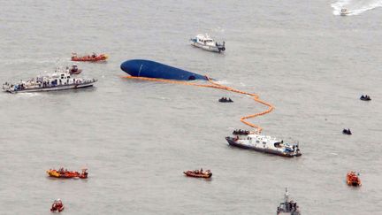 L'&eacute;pave du "Sewol", le 17 avril 2014, au large de la Cor&eacute;e du Sud. (JEOLLANAM-DO PROVINCE OFFICE / AFP)