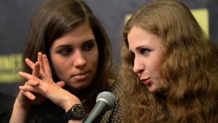 Nadejda Tolokonnikova&nbsp;(G) and Maria Alekhina, deux Pussy Riot, &agrave; New York (Etats-Unis), le 5 f&eacute;vrier 2014. (DON EMMERT / AFP)