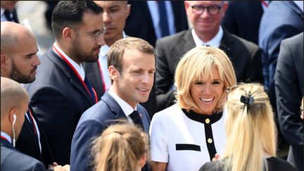 Il y a encore quelques jours, Alexandre Benalla escortait le couple présidentiel, Emmanuel et Brigitte Macron, lors du défile militaire, place de la Concorde, le 14 juillet 2018.&nbsp; (LUC NOBOUT / MAXPPP)