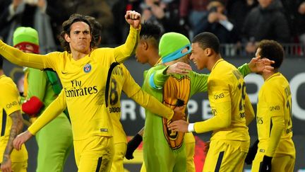 Des Tortues Ninja ont font irruption sur la pelouse du Roazhon Park, à Rennes, pour féliciter Kylian Mbappé, le 16 décembre 2017. (LOIC VENANCE / AFP)